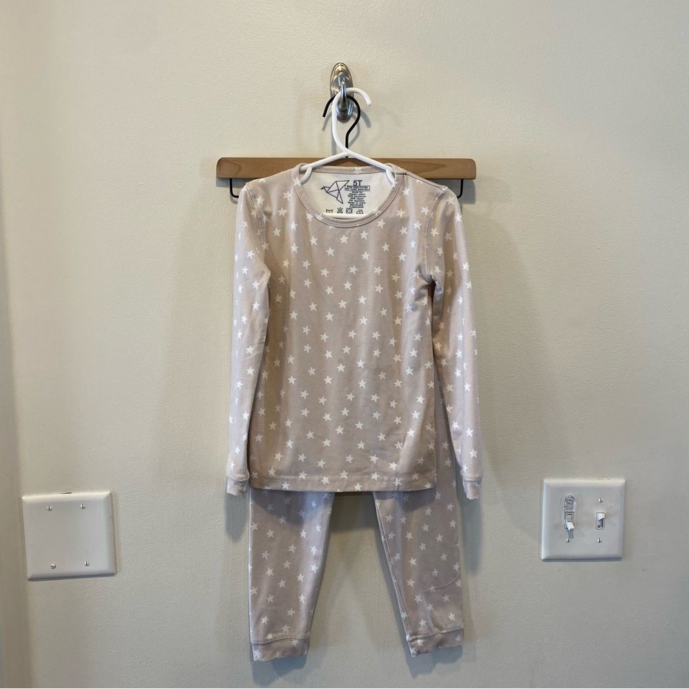 Copper Pearl 2 piece Long Sleeve Pajama Set in size 5t stars beige